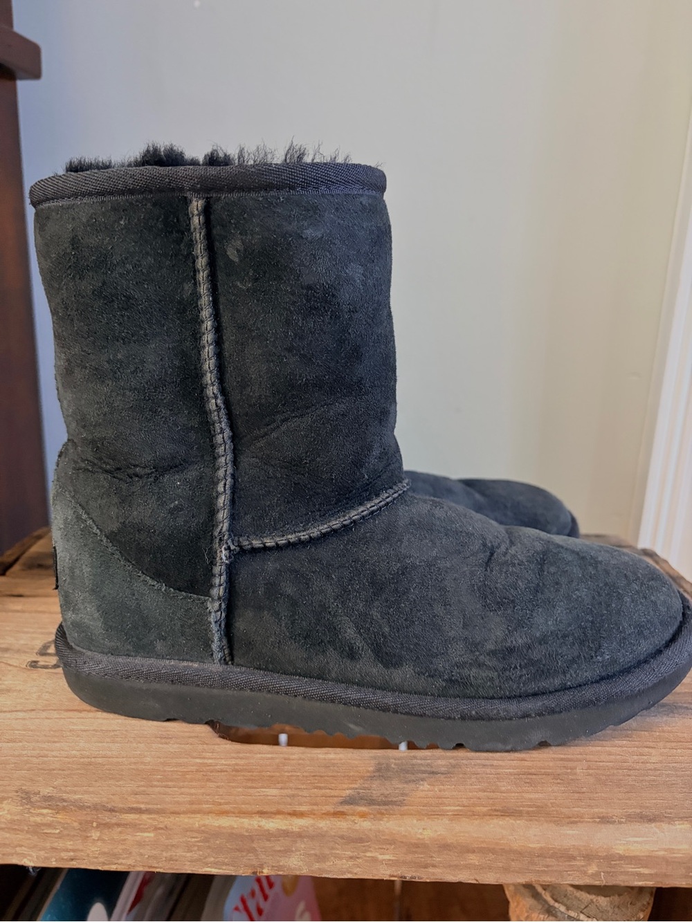 UGG Classic Short II Black Sheepskin Boots Women’s Size 5 1017703K